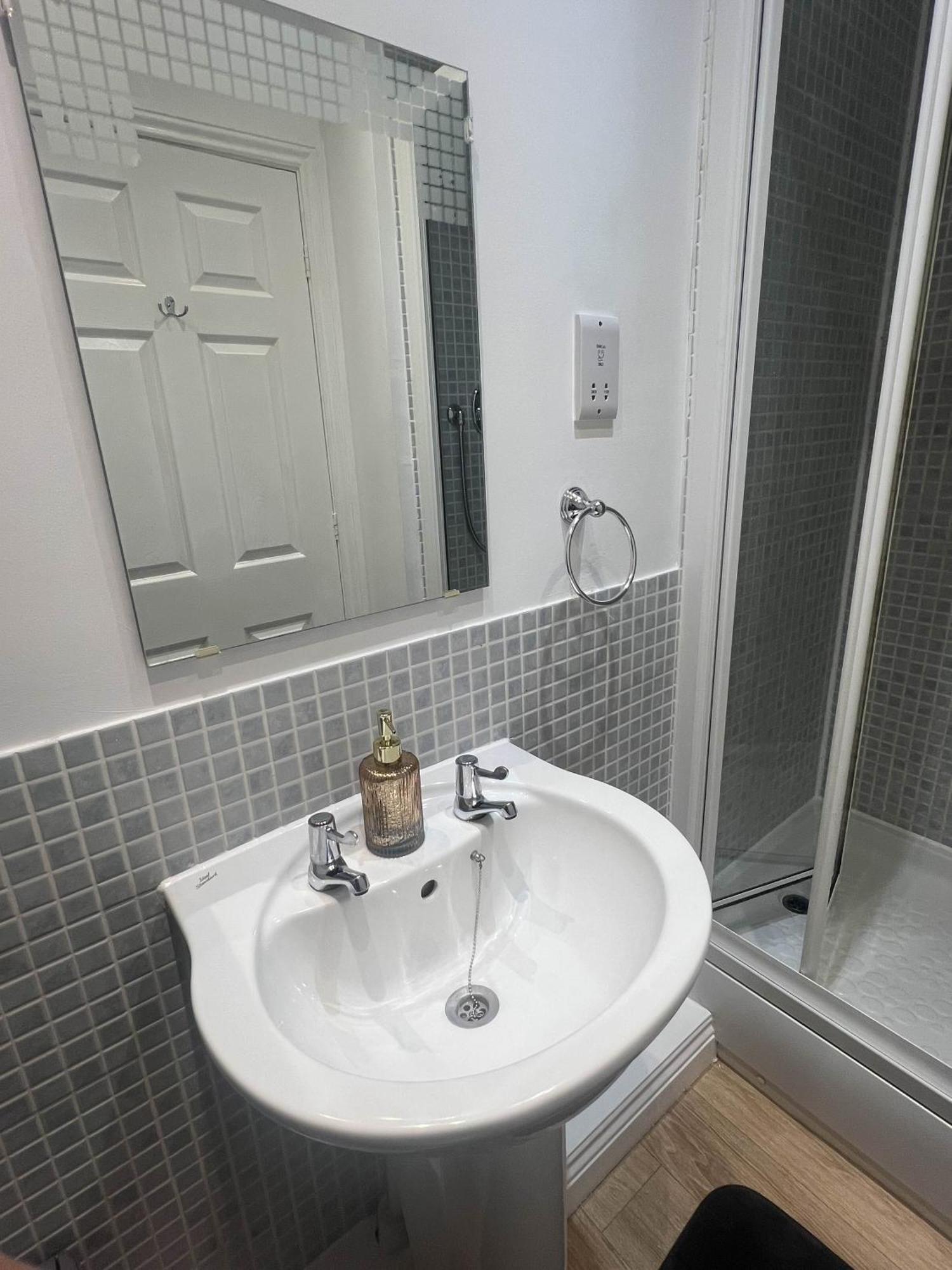 Luxury Rooms And An En-Suite Room With Free Wi-Fi Clarendon Way 콜체스터 외부 사진